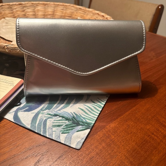 Labair Shiny Silver Envelope Clutch Purse - Picture 10 of 12